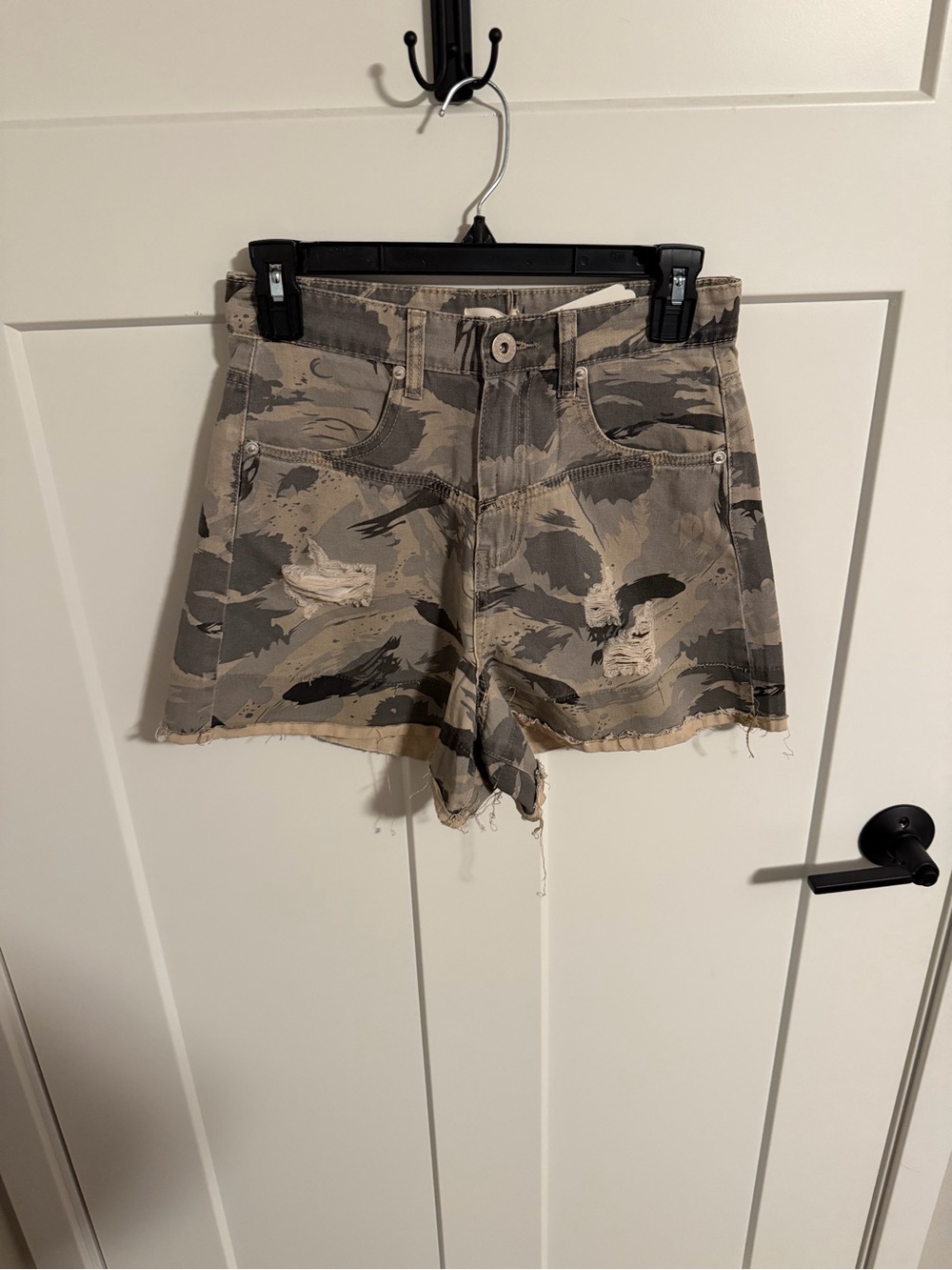 POL High-Waist Distressed Camo Shorts - Beige/Gray/Black